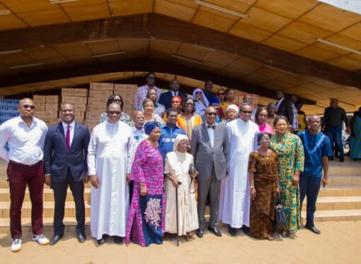 Treichville : le Maire Amichia offre des kits alimentaires à la communauté catholique