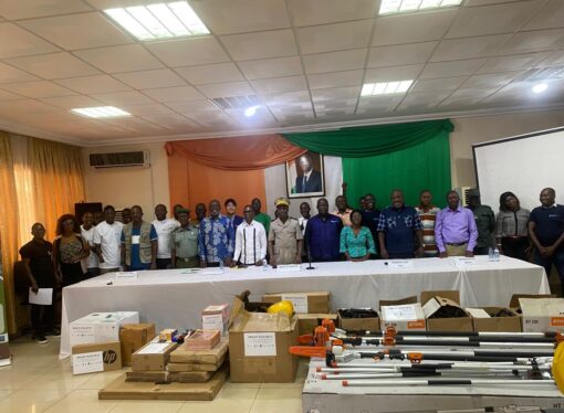 Le Centre International de Recherche en Agroforesterie ICRAF remet du matériel bureautique et agricole aux acteurs du projet SCOLUCI.