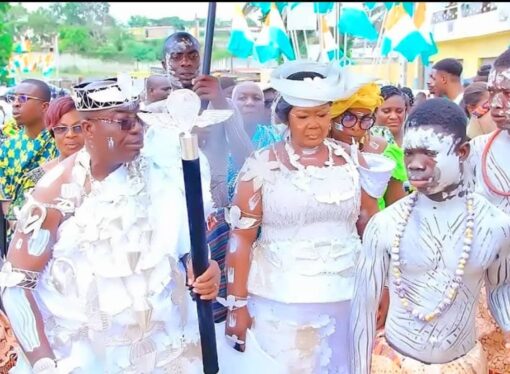 Attécoubé: le chef du village de Abidjan Santai intronisé