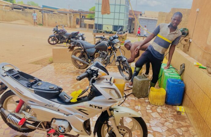Sinematiali: l’activité de lavage de moto en plein essor.