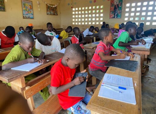 Vacances à Sinematiali: L’ADEES occupe sainement les élèves avec des cours de vacances.