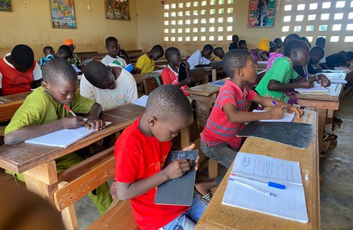 Vacances à Sinematiali: L’ADEES occupe sainement les élèves avec des cours de vacances.