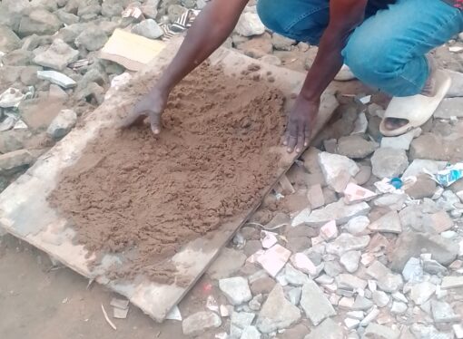 Un ivoirien met au point une technique d’extraction d’Argile.