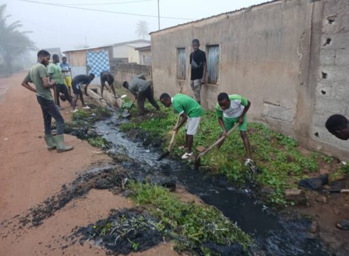 Agboville: Les jeunes du quartier artisanal prennent en main l’assainissement de leur quartier