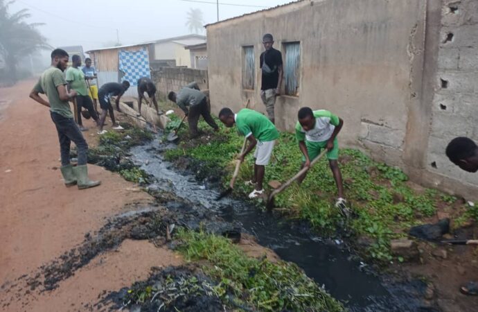 Agboville: Les jeunes du quartier artisanal prennent en main l’assainissement de leur quartier