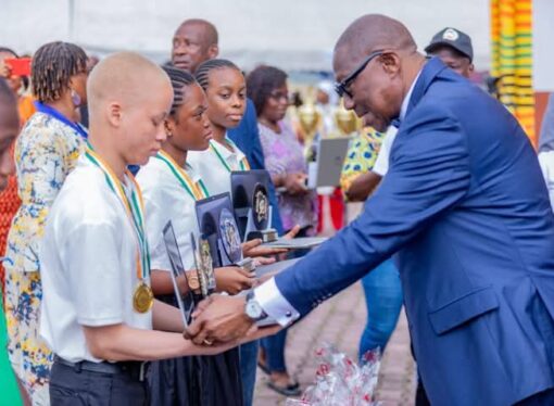 Célébration de l’excellence : le conseil municipal de Treichville honore les meilleurs élèves des examens nationaux aux Oscars de l’Excellence 2025