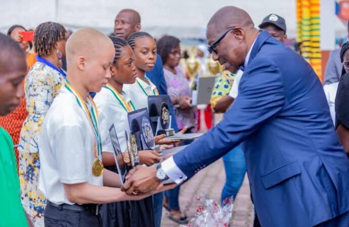 Célébration de l’excellence : le conseil municipal de Treichville honore les meilleurs élèves des examens nationaux aux Oscars de l’Excellence 2025