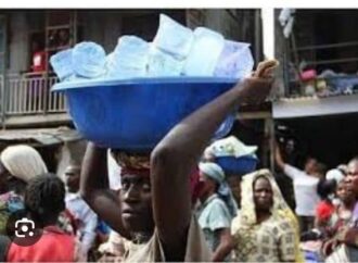 Yopougon: à la découverte du métier de vendeurs de sachets d’eau