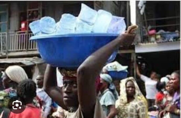 Yopougon: à la découverte du métier de vendeurs de sachets d’eau