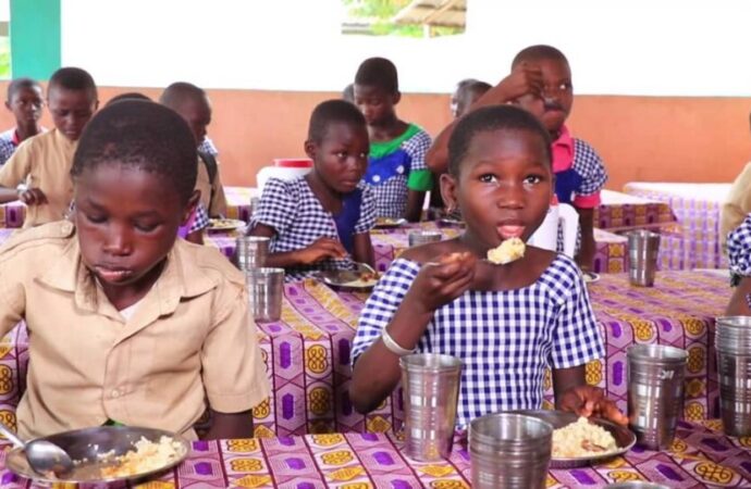 L’importance des cantines scolaires dans le maintien des enfants à l’école.