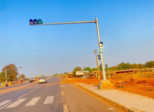 Sinematiali : Les tous premiers feux tricolores de la ville de Sinematiali sont désormais opérationnels.