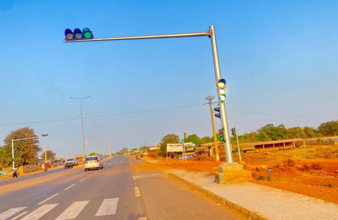 Sinematiali : Les tous premiers feux tricolores de la ville de Sinematiali sont désormais opérationnels.