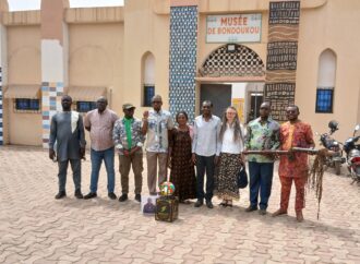 Bondoukou: Un fils de la diaspora remet des objets de l’époque de samory Touré et l’ancêtre du ballon de la CAN 2025 au musée de Bondoukou