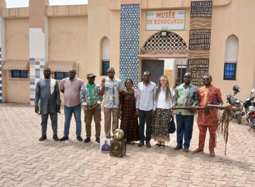 Bondoukou: Un fils de la diaspora remet des objets de l’époque de samory Touré et l’ancêtre du ballon de la CAN 2025 au musée de Bondoukou