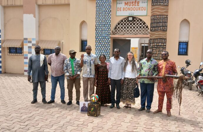 Bondoukou: Un fils de la diaspora remet des objets de l’époque de samory Touré et l’ancêtre du ballon de la CAN 2025 au musée de Bondoukou
