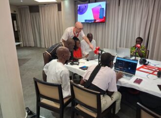 RFI Forme ses journalistes et techniciens radios partenaires.