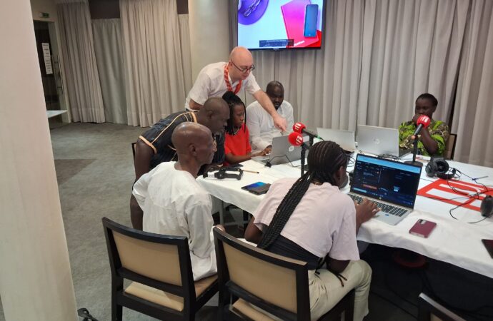 RFI Forme ses journalistes et techniciens radios partenaires.